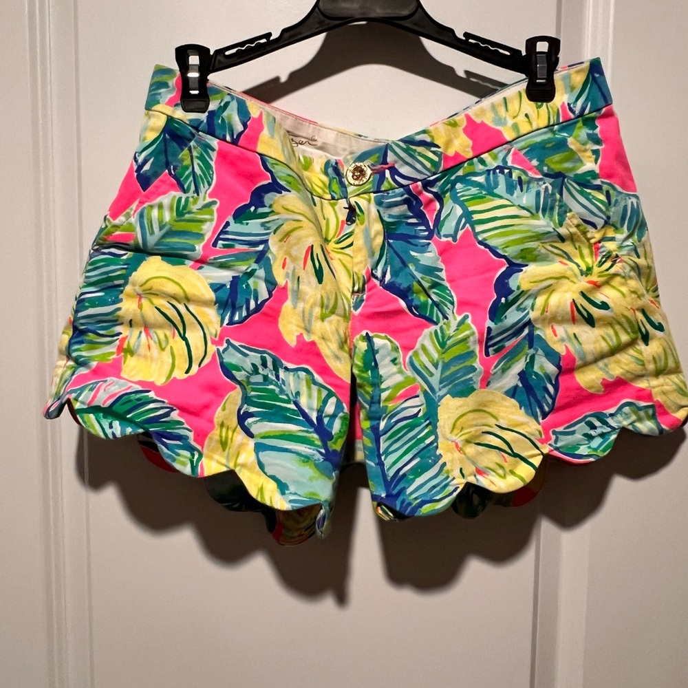 Lilly Pulitzer scalloped Shorts - Pink and Green Leaf Print